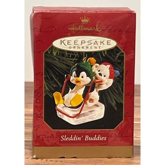 1999 HALLMARK KEEPSAKE ORNAMENT QX6849 SLEDDIN' BUDDIES PENGUIN AND TEDDY ON ICE - Picture 2 of 9